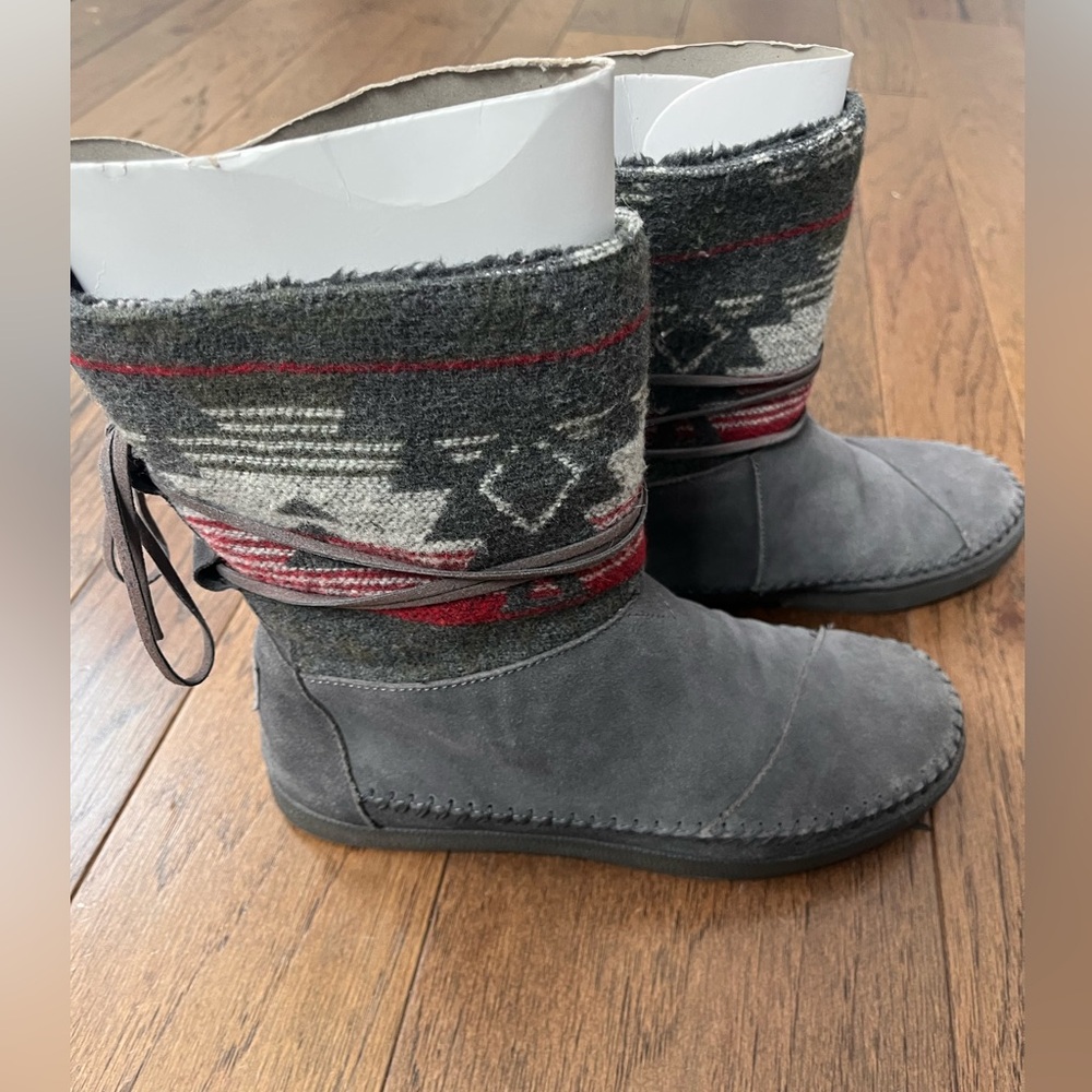 TOMS Gray Suede Women's Boots with Patterned Knit Cuff - size 8.5